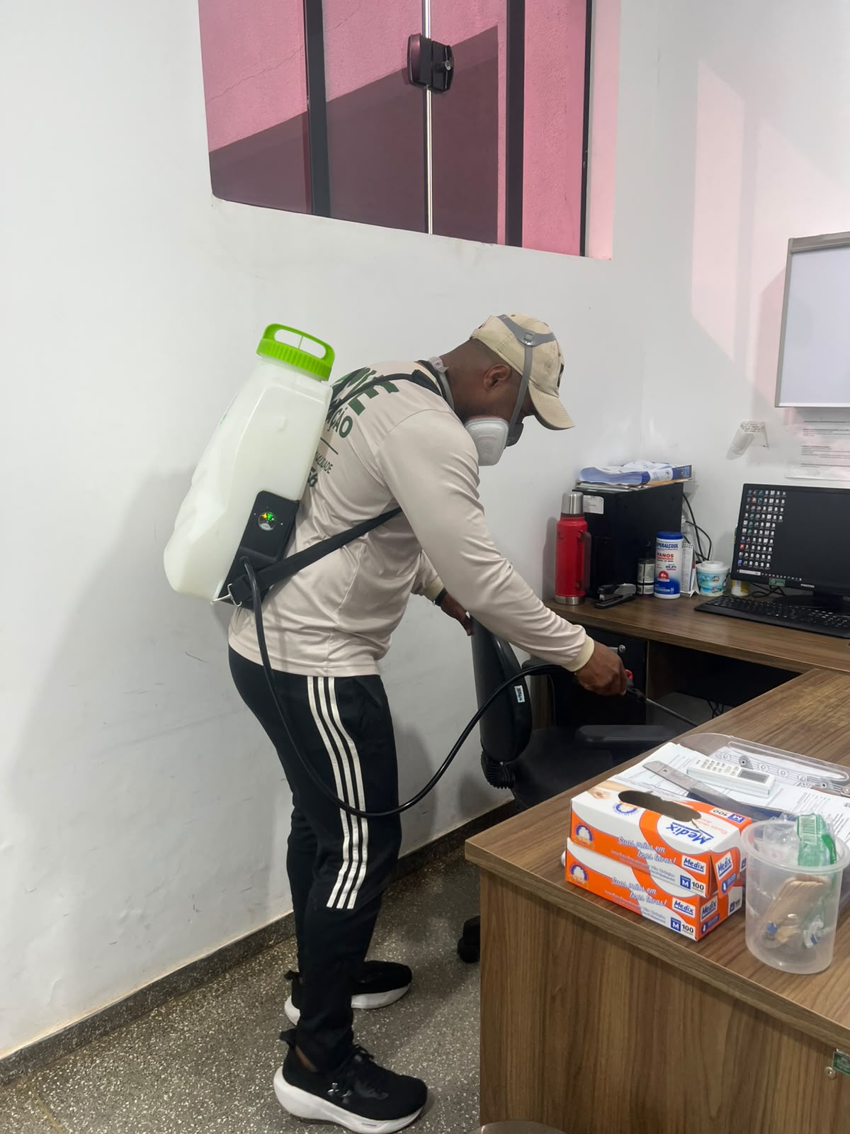 Técnico da Love Dedetização realizando aplicação em escritório