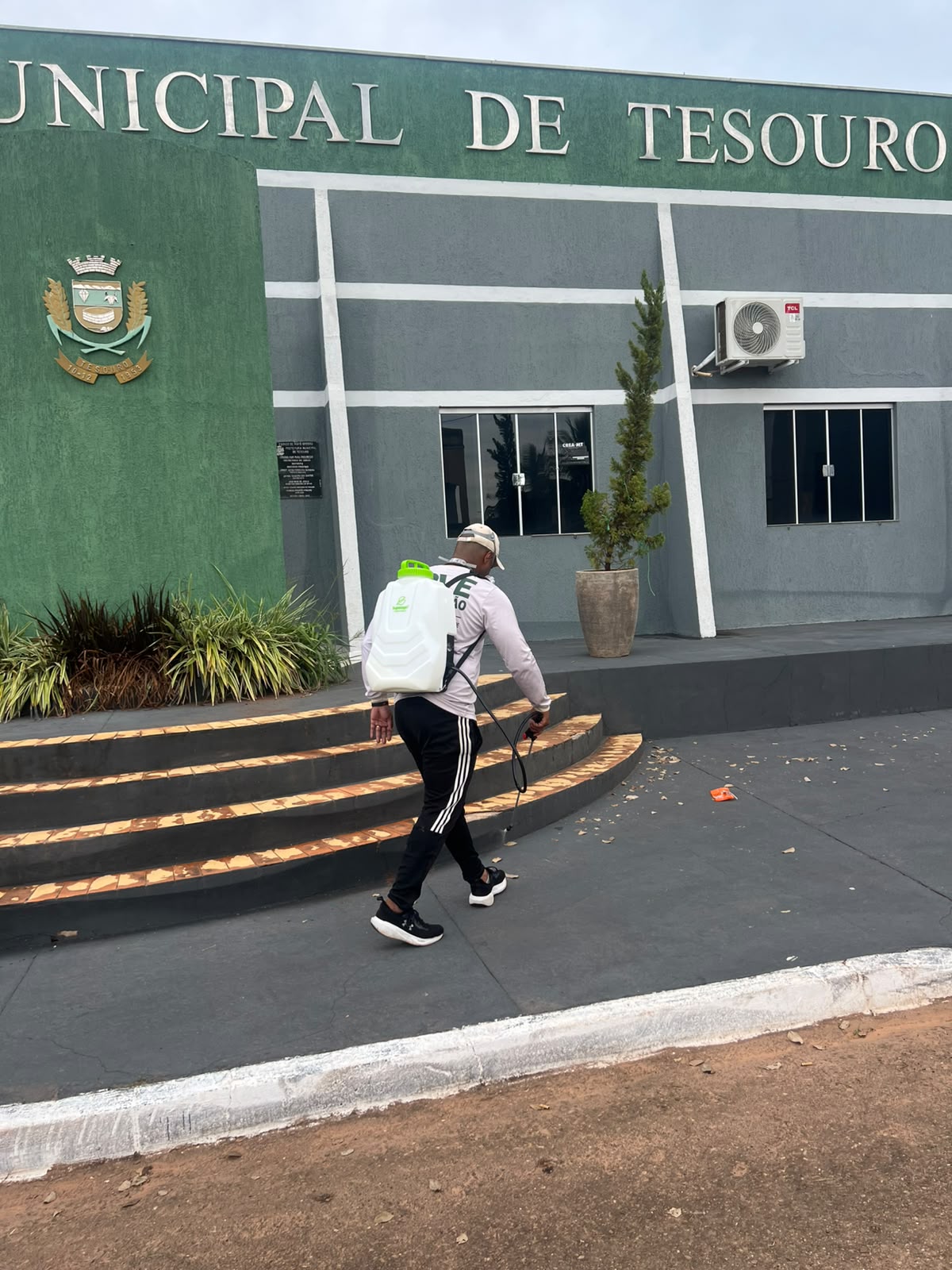 Técnico da Love Dedetização em atendimento externo