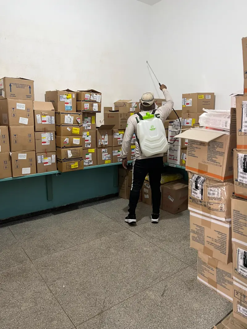 Técnico da Love Dedetização aplicando produto em almoxarifado de insumos hospitalares