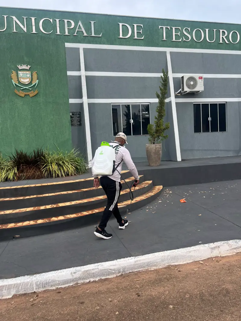 Técnico da Love Dedetização em atendimento na Prefeitura Municipal de Tesouro — MT